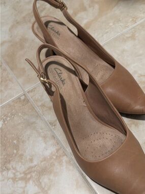 Clarks Women's Tan Slingback Pointed-Toe Pumps 9.5